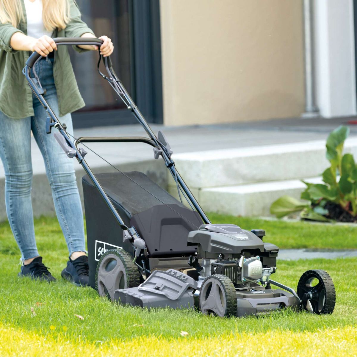 Der Benzin-Rasenmäher MS-173-51B von Scheppach hat einen 51 cm breiten Schnitt, einen 173 cm³ Motor und einen 12 Liter Fangbehälter.