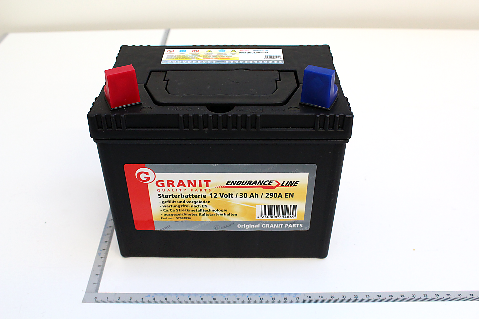 Batterie 12V 280A(SAE) 12V / 30Ah von Granit. Die Batterie ist von vorne zu sehen.