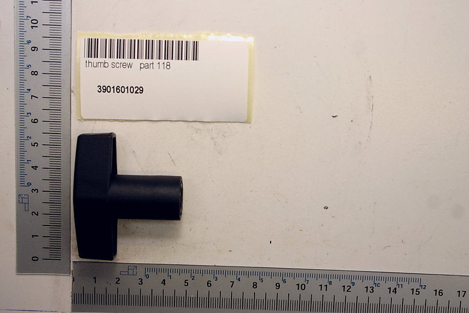 Flügelschraube, Teil 118, Artikelnummer 3901601029, von vorne fotografiert.