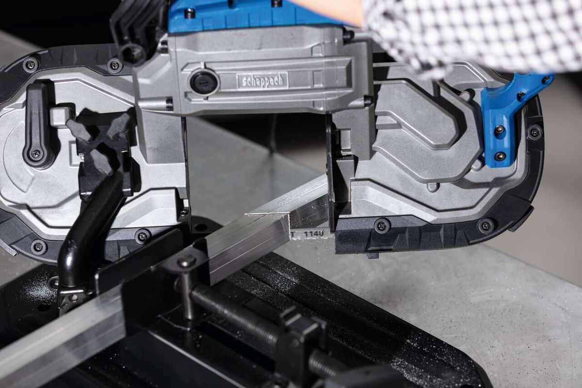 Metallbandsäge MBS1200xt Scheppach, Detailansicht des Sägeblatts und des Gehäuses. Die Kamera zeigt auf die linke Seite des Geräts.