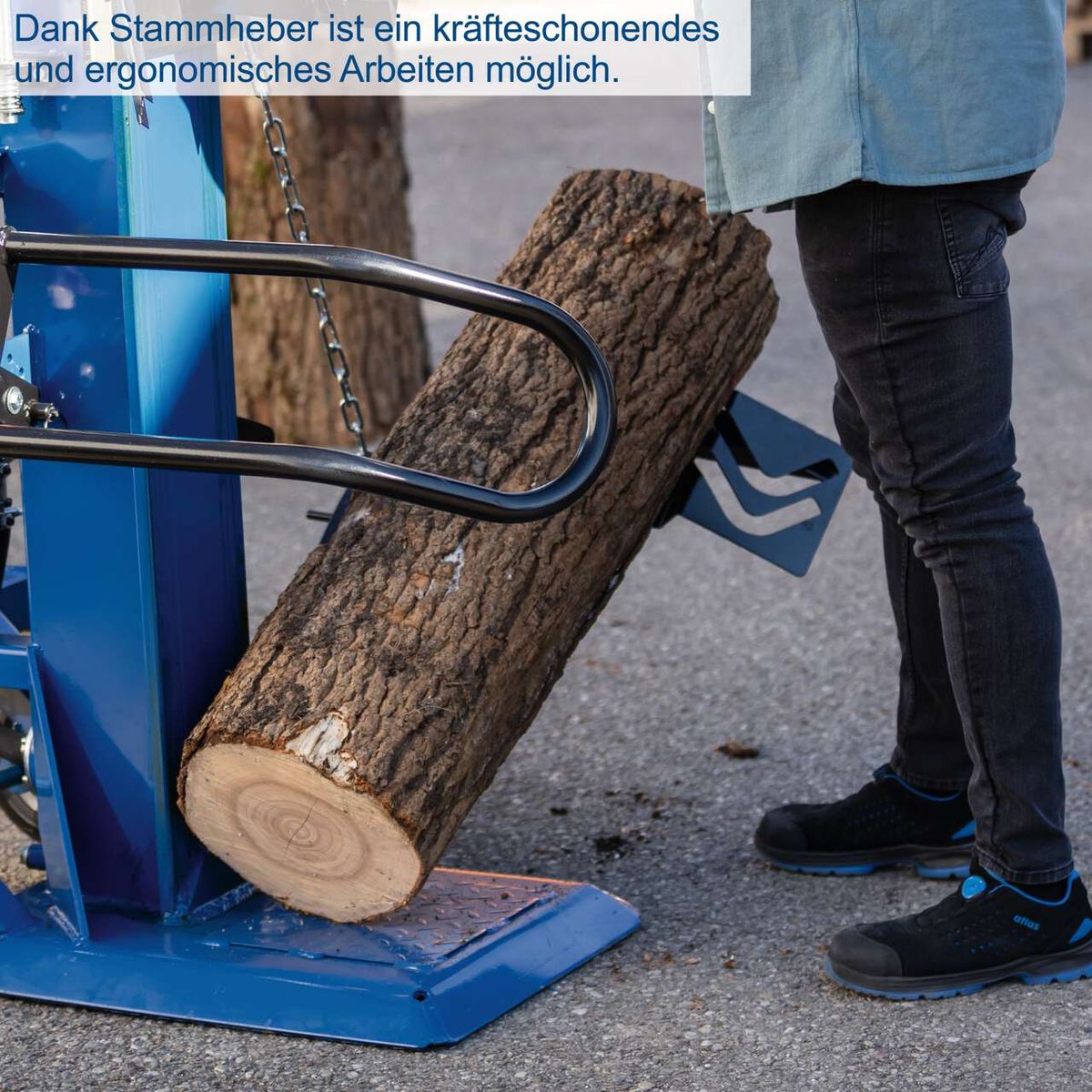 Der Stammheber ermöglicht kräfteschonendes und ergonomisches Arbeiten. Die Person steht neben dem Gerät und positioniert einen Baumstamm auf der Halterung. Der Baumstamm wird sicher gehalten und kann leicht angehoben werden.