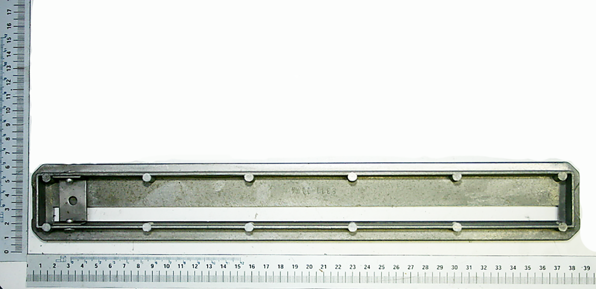 Scheppach Sägeblatteinlage kpl. von oben fotografiert. Die Einlage ist 38 cm lang und 5 cm breit.