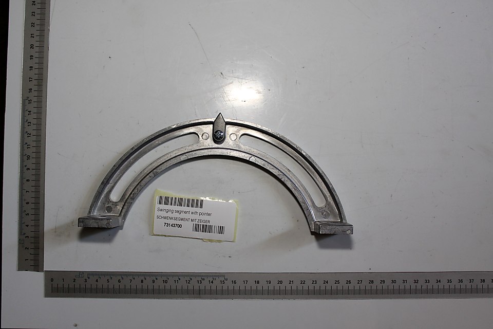 Schwenksegment mit Zeiger von Scheppach, von der Seite fotografiert.