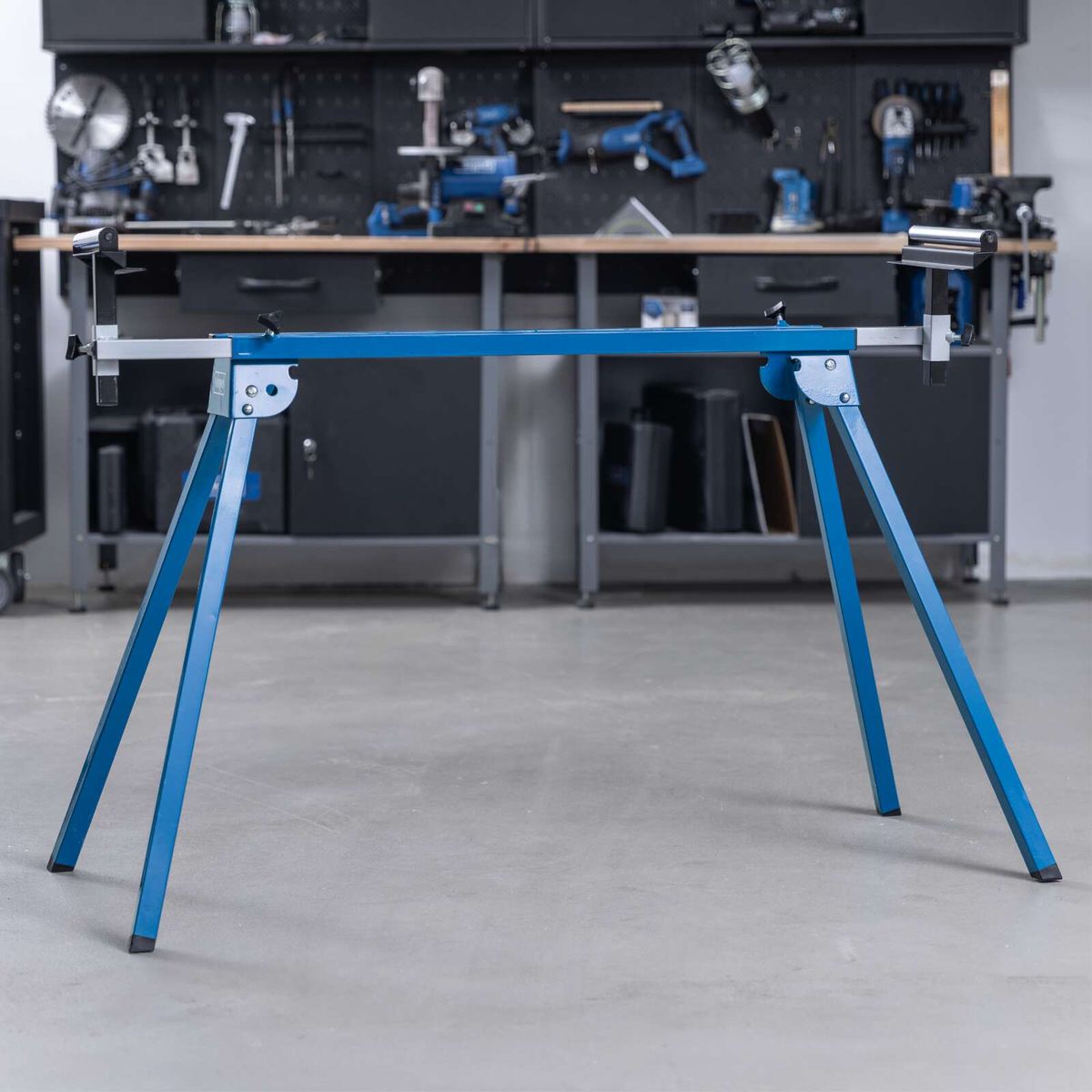 Untergestell für Kappsäge UMF1550 mit verstellbarer Höhe von 915 mm und Auszug von 935-1945 mm. Traglast bis 150 kg. Robustes Design für stabile Unterstützung.