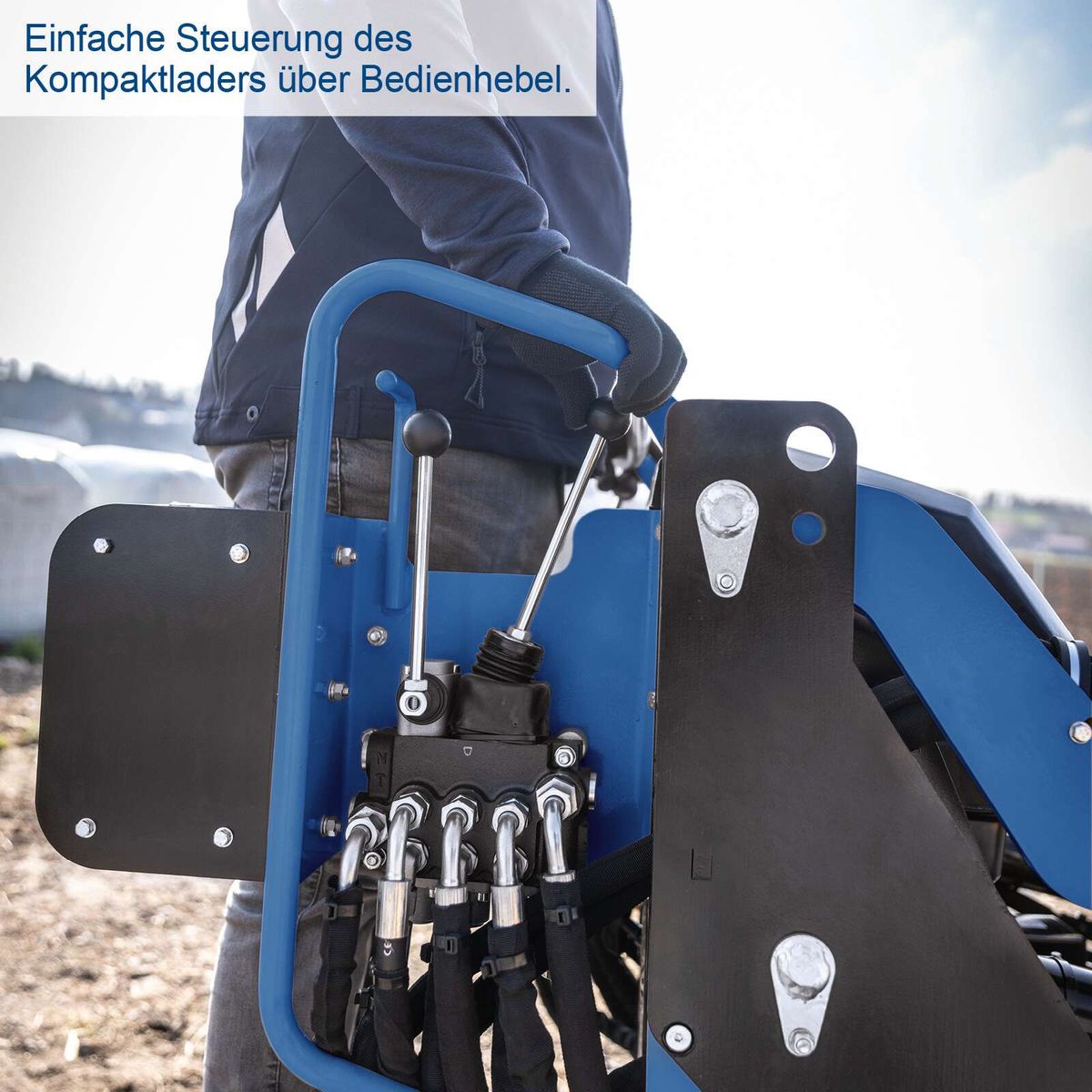 Der Scheppach Kompaktlader MKL730 bietet einfache Steuerung über Bedienhebel. Ideal für effizientes Arbeiten mit präziser Kontrolle.