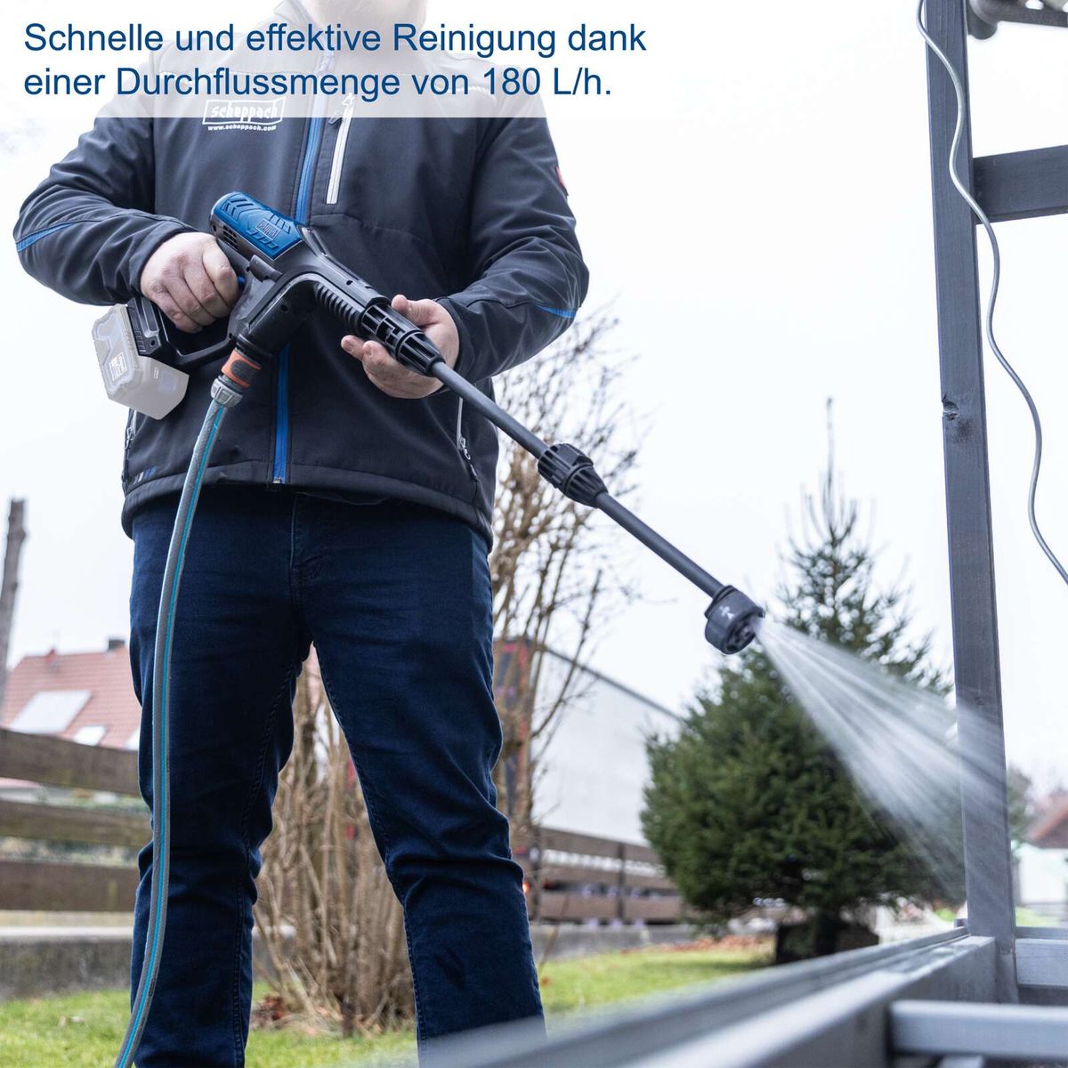 Akku-Druckreiniger mit 180 Liter/h Durchflussmenge, gezeigt beim Einsatz
