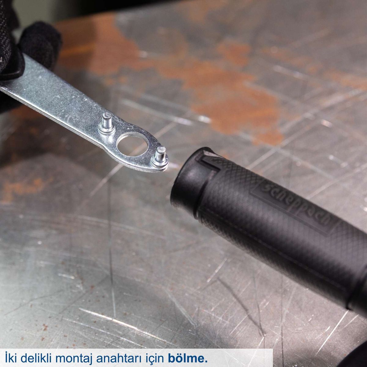 Der Akku-Winkelschleifer mit zwei Löchern für Montage. Ideal für präzises Arbeiten.