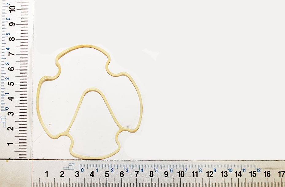 Ein Messschieber mit einer Skala in Zentimetern und Millimetern. Das Bild zeigt die Skala von vorne.