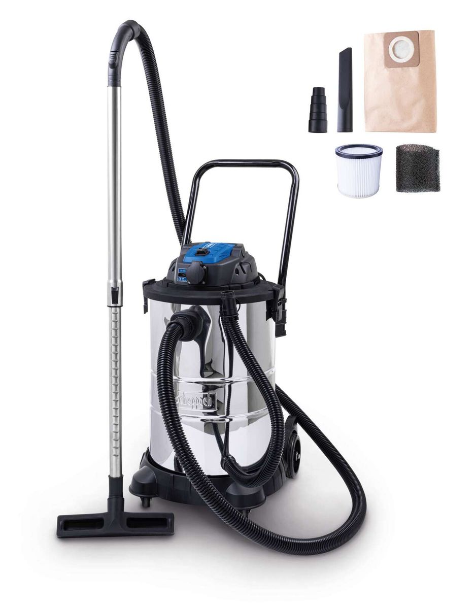 Elektro Nass-/Trockensauger VC50 von Scheppach. Gezeigt von der Seite mit Zubehör wie Schlauch, Filter und Düsen.