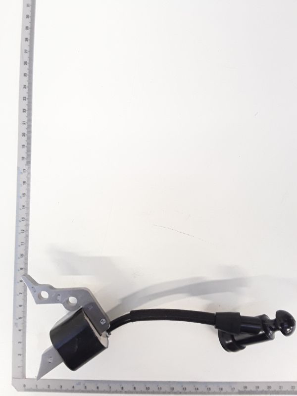 Zündspule von Scheppach, gezeigt von der Seite mit einem Lineal zur Größenveranschaulichung.