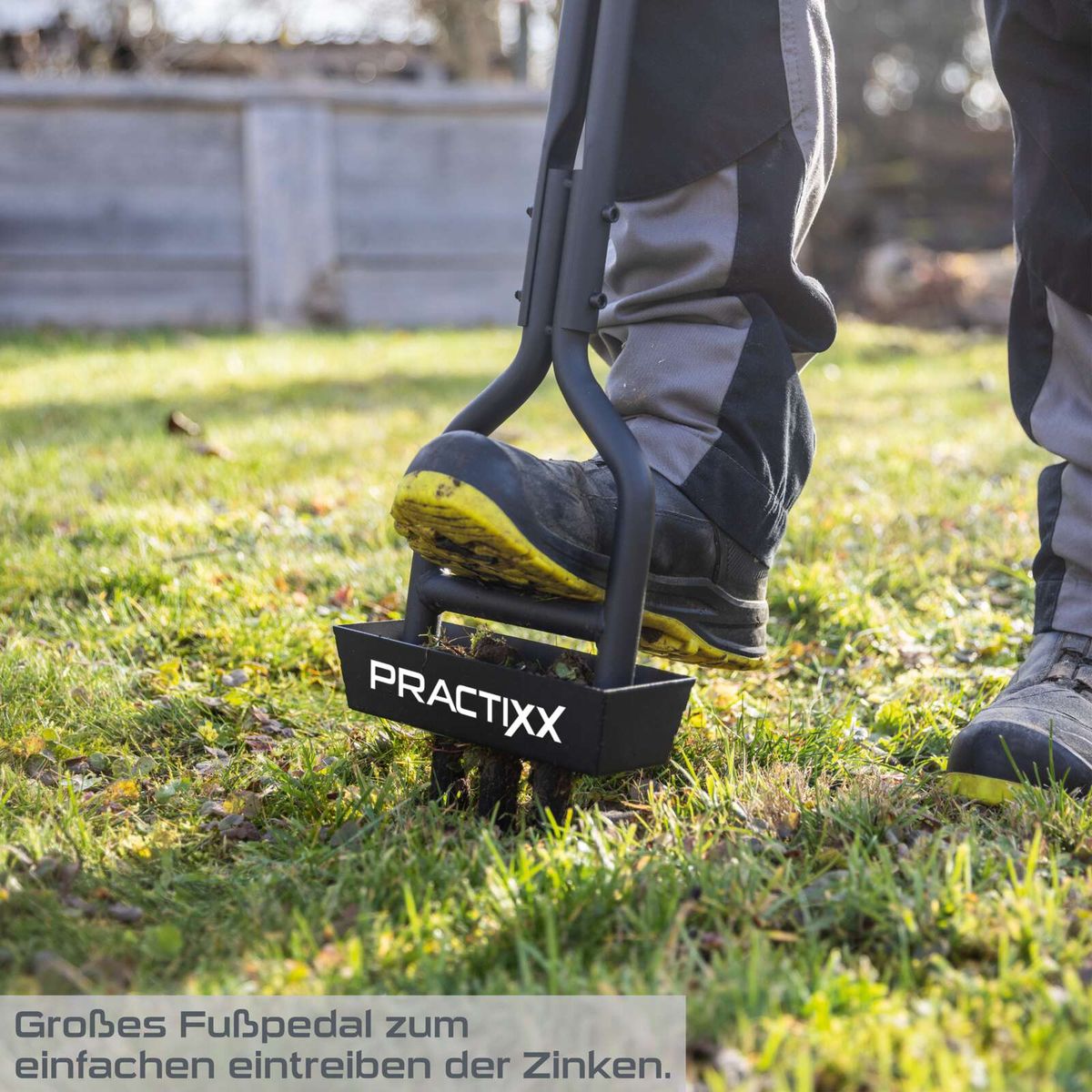 Großes Fußpedal für einfaches Eintreiben der Zinken beim Rasenlüften