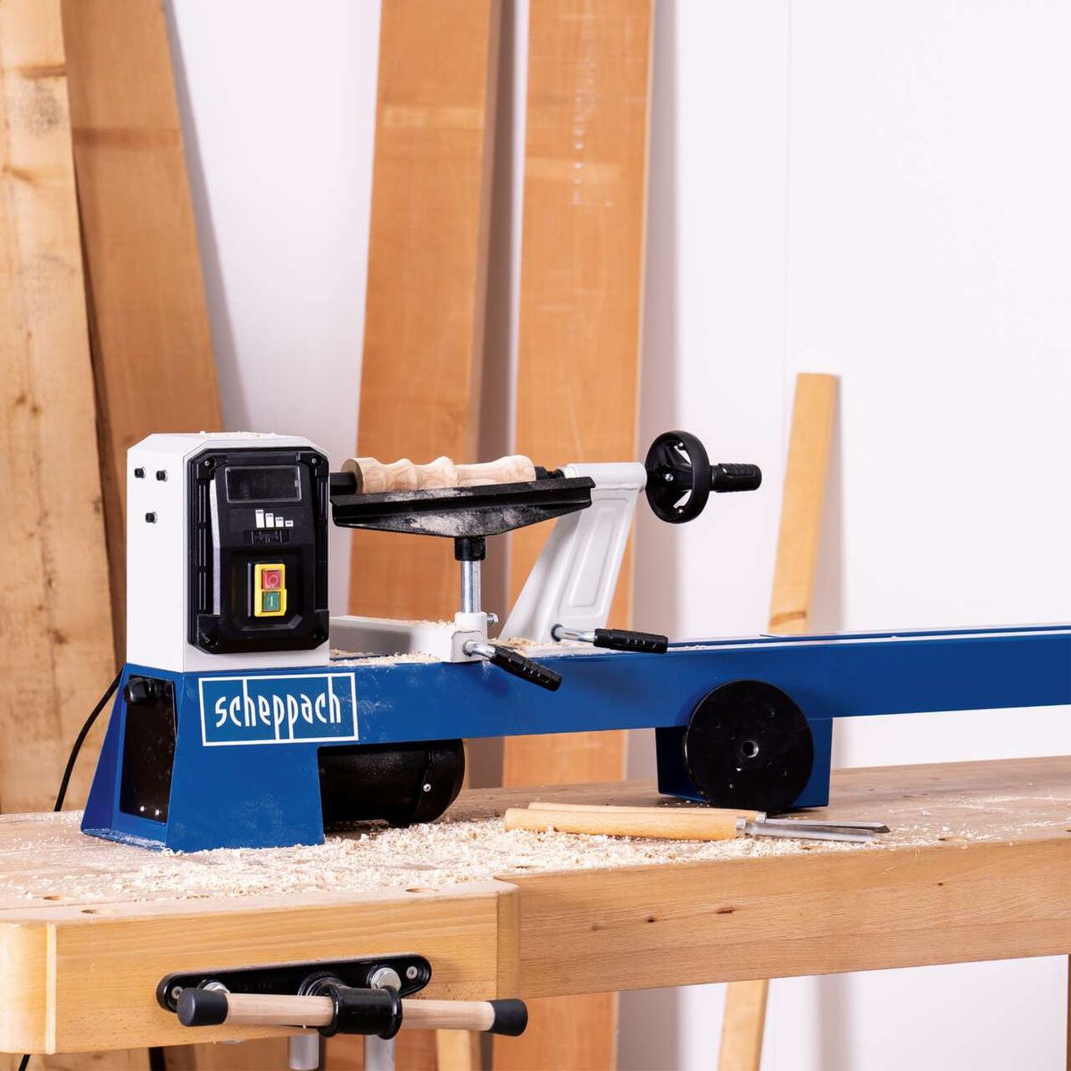 Drechselmaschine DM1100T von Scheppach mit 4 Geschwindigkeiten und Zubehörset. Werkstücke bis 1000mm möglich. Inklusive Werkstückhalter und Bedienfeld.