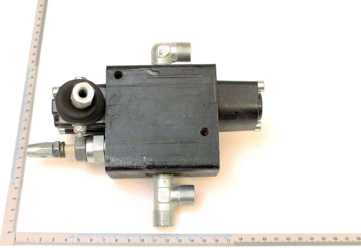 Scheppach-Steuergerät mit Anschlussstutzen für Hydraulikkomponenten