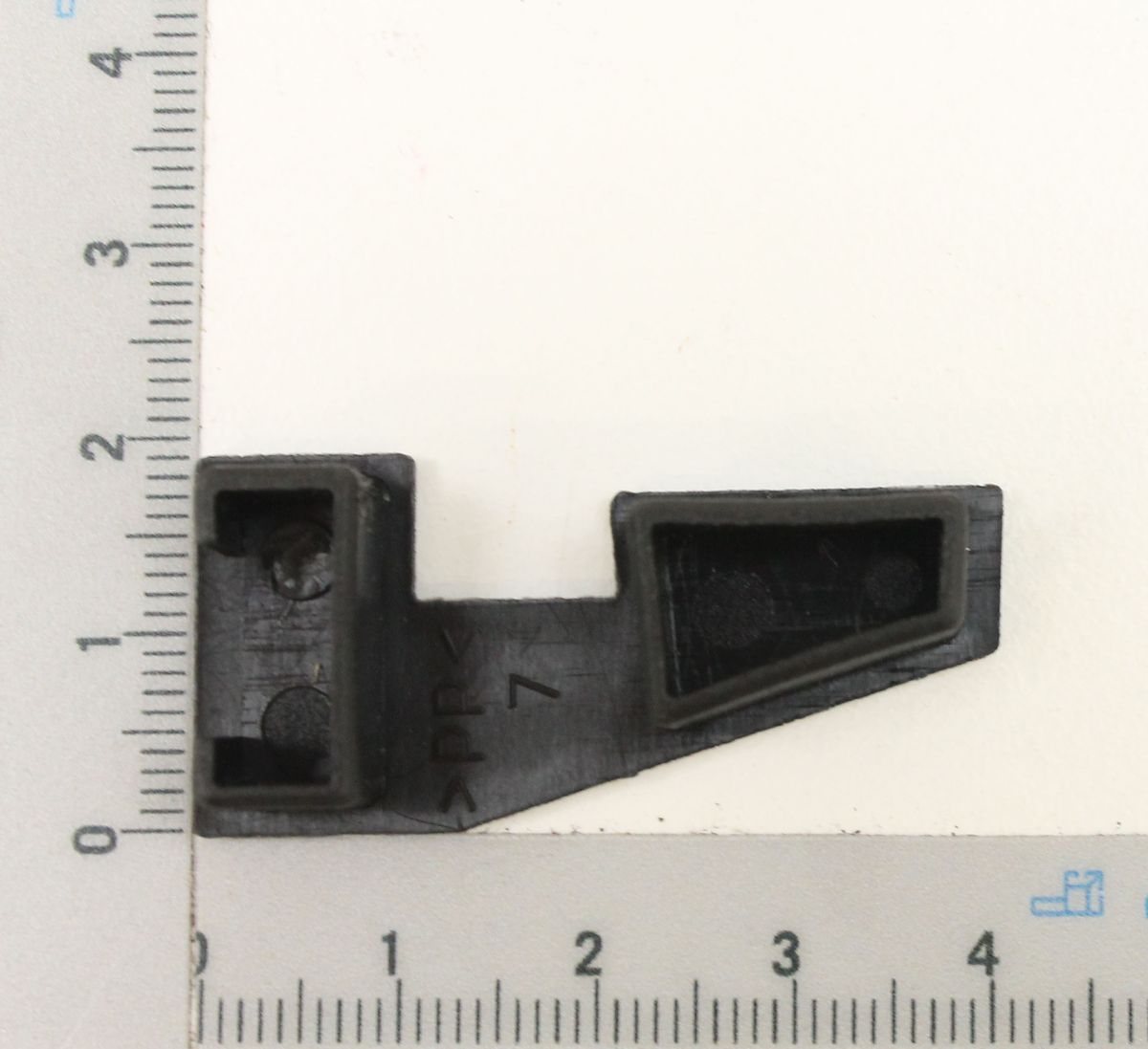 Profilkappe rechts, Teil 156, gezeigt von vorne mit Maßstab zur Größenveranschaulichung.