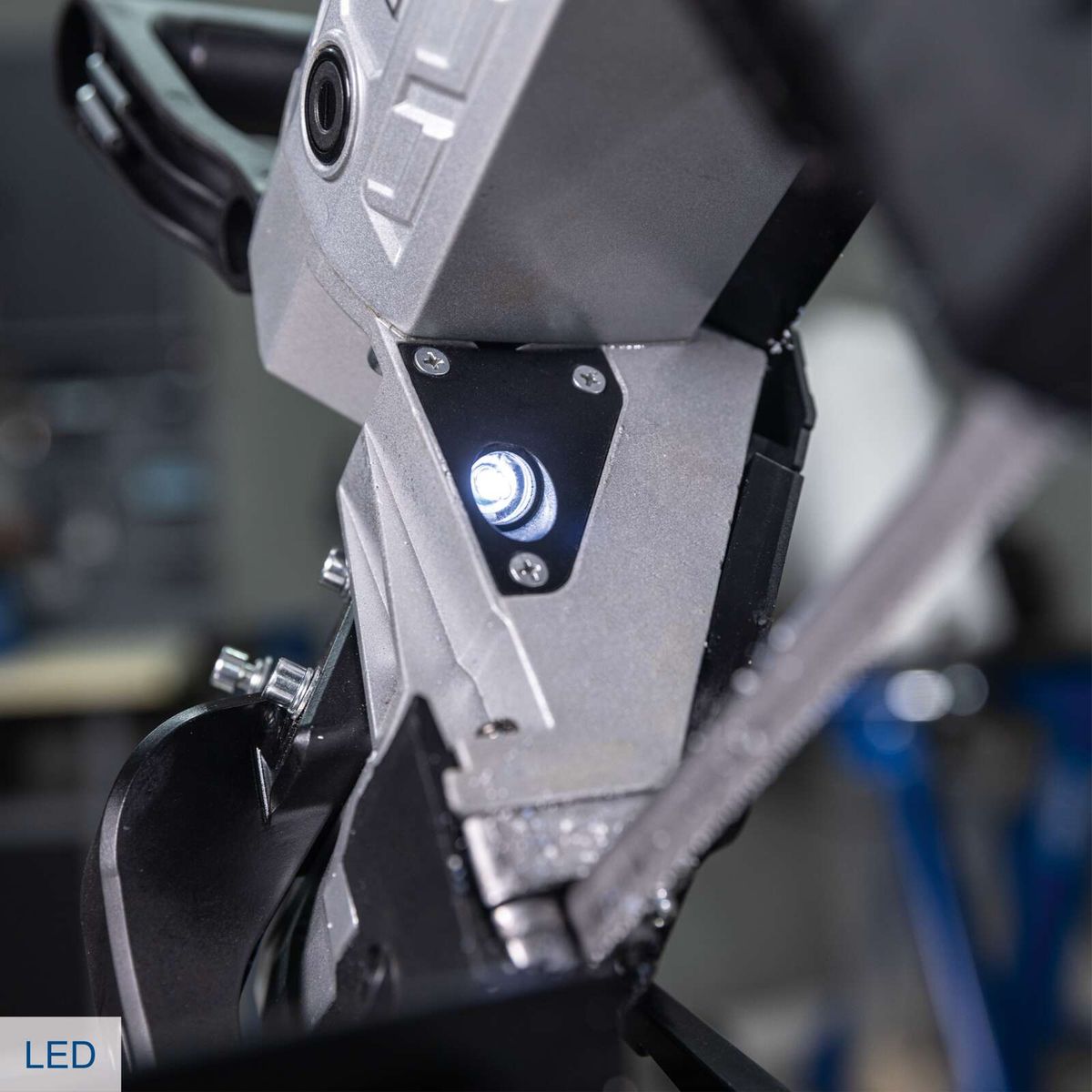 LED-Arbeitslicht auf Metallbandsäge mit detaillierter Anordnung der Beleuchtungseinheit
