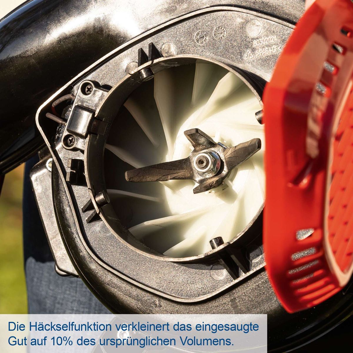 Häckselfunktion reduziert das angesaugte Material auf 10 % des ursprünglichen Volumens