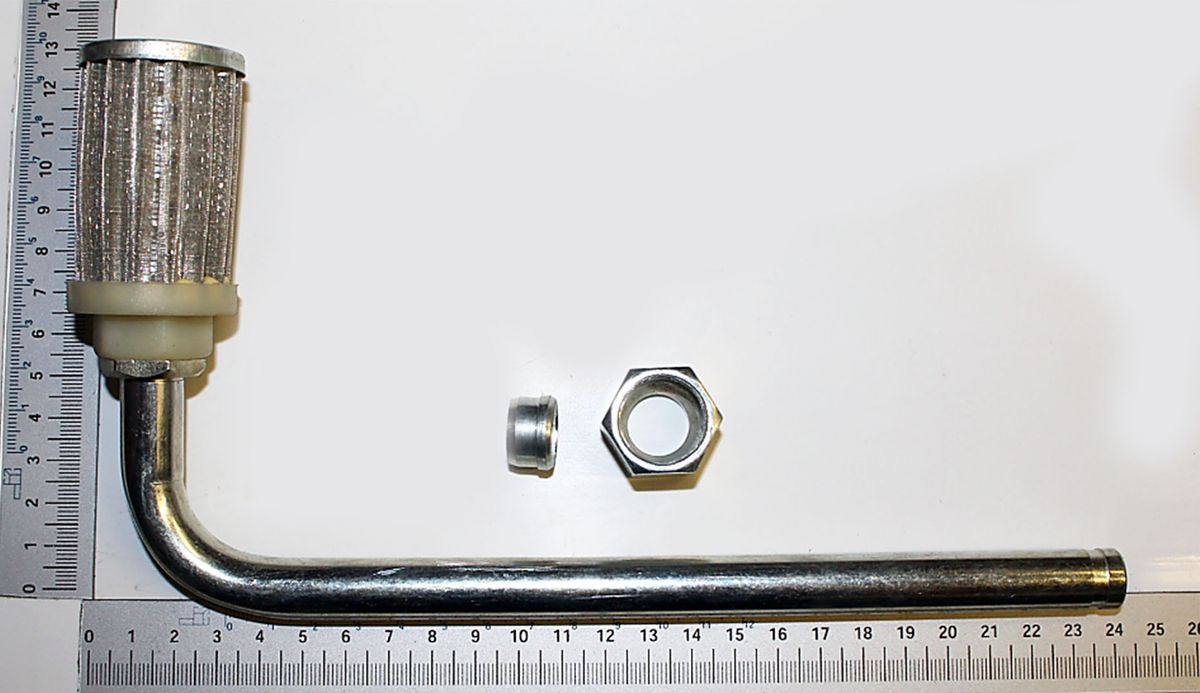Ölleitung mit Filter, von oben fotografiert. Ein Messschieber zeigt die Länge von 25 cm an. Neben der Leitung liegen zwei weitere Teile.