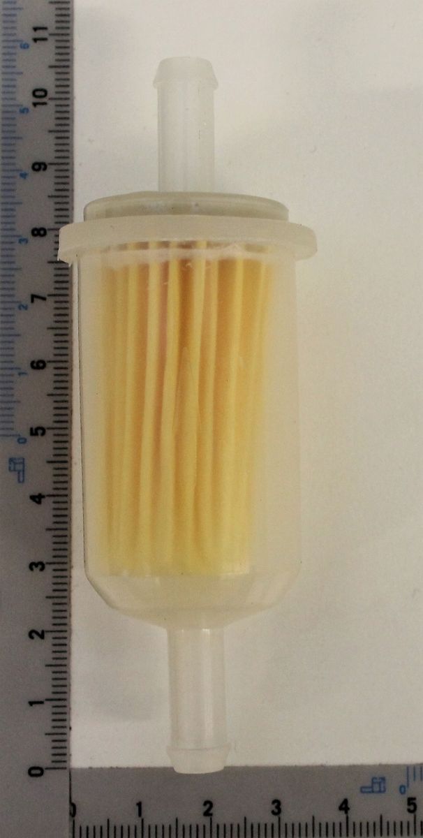 Kraftstofffilter von Scheppach, Ansicht von der Seite, mit Messskala im Hintergrund.