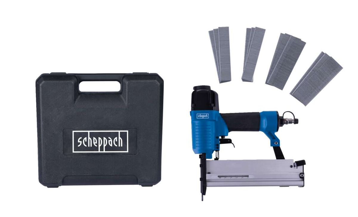 Scheppach-Nagelpistole mit Zubehörkoffer und Nägeln. Der Koffer ist schwarz und trägt den Namen 'Scheppach'. Die Pistole ist blau und enthält mehrere Nägel.