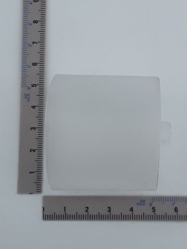 Ölmessbehälter von Scheppach, Ansicht von der Seite. Maße: ca. 5 cm breit und 5 cm hoch.