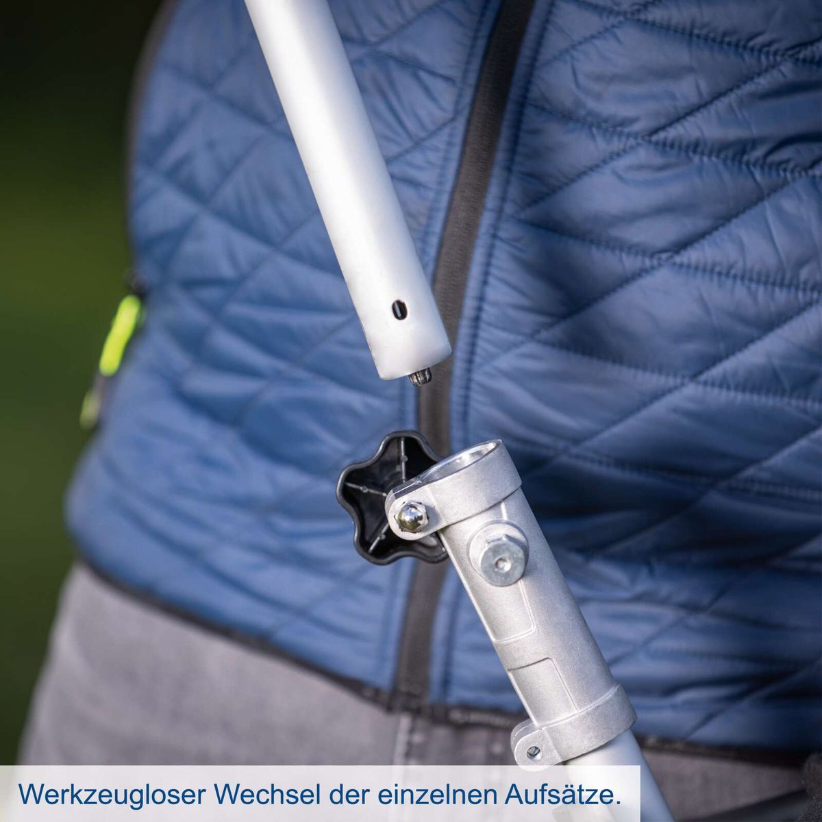 Mehrfunktionswerkzeug mit werkzeuglosem Austausch der Aufsätze