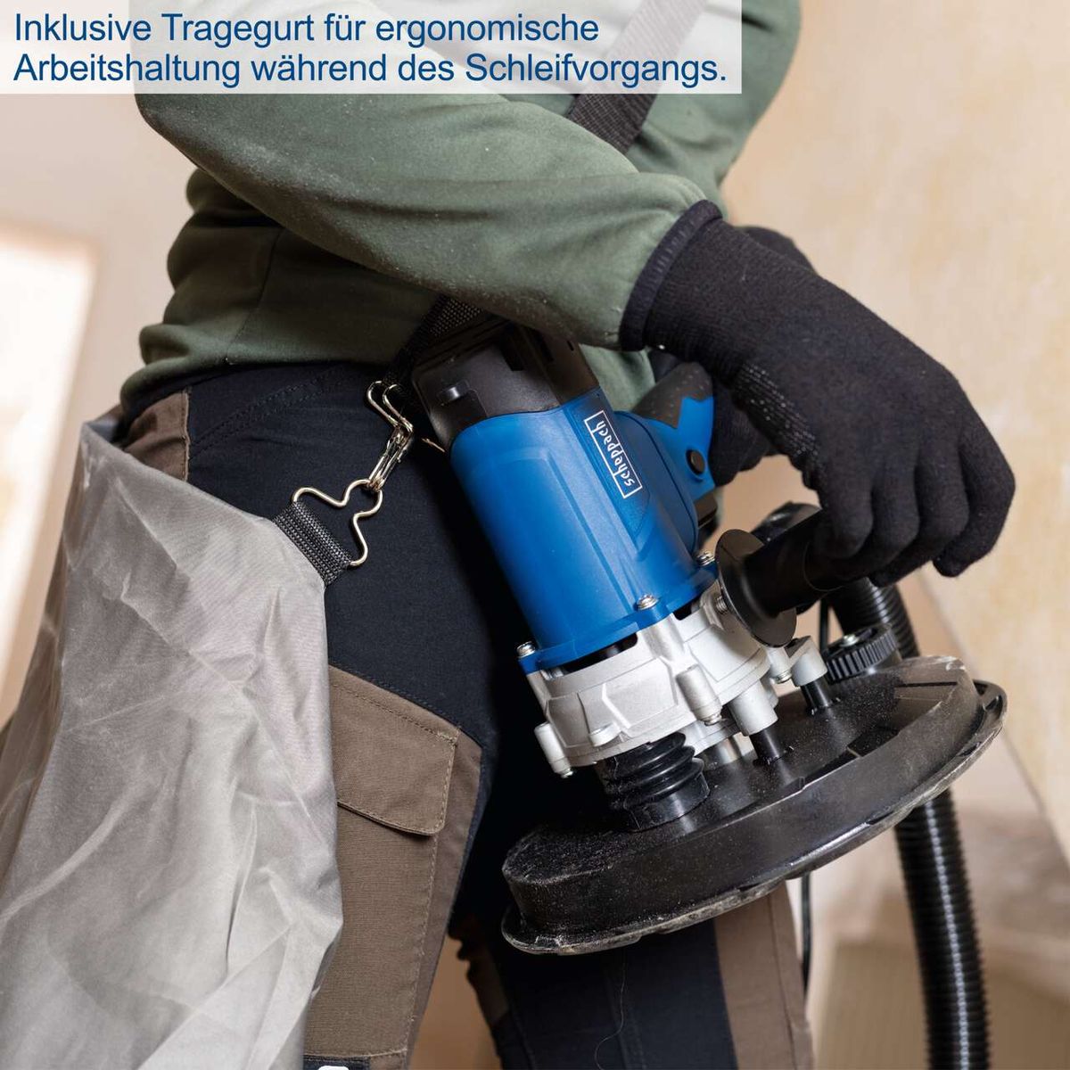 Der Wand- und Deckenschleifer DS200 von Scheppach inklusive Tragegurt für ergonomische Arbeitshaltung während des Schleifvorgangs.