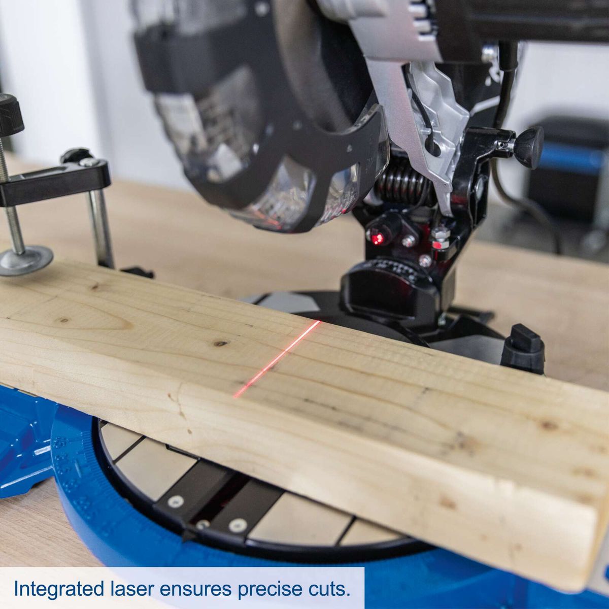 The integrated laser guide of the mitre saw HM80L Scheppach ensures precise cuts. The saw features a cutting width of 210 mm and a cutting height of 60 mm.