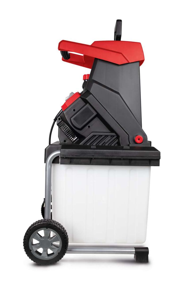 Der Häcksler GS59 von Scheppach, gezeigt von der Seite, mit einem großen Auffangbehälter und Rädern zur einfachen Bewegung.