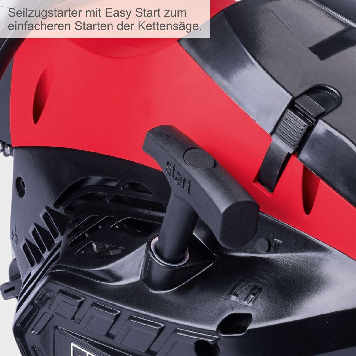 Seilzugstarter mit Easy Start zum einfacheren Starten der Kettensäge. Der Startknopf ist schwarz und befindet sich auf der rechten Seite des Geräts.
