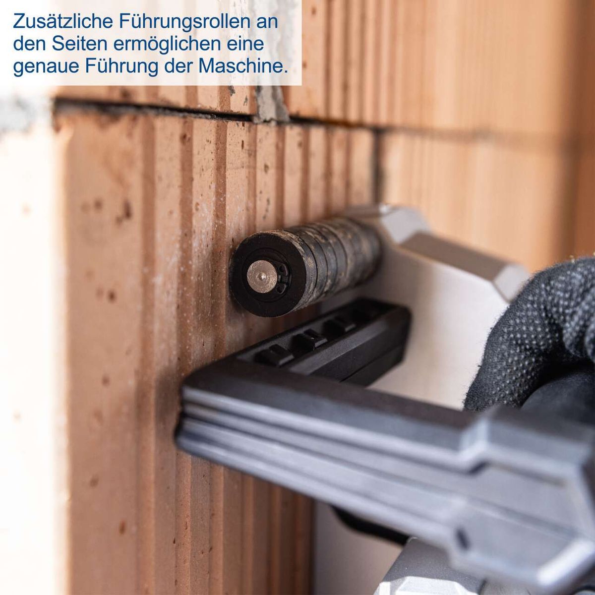 Zusätzliche Führungsrollen an den Seiten ermöglichen eine genaue Führung der Mauernutfräse MNF2250 Scheppach.