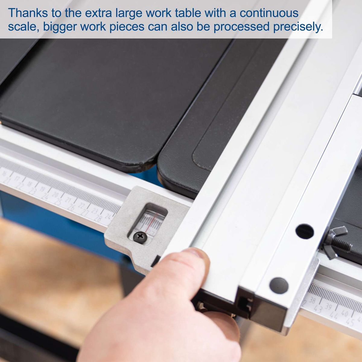 Tischkreissäge mit großem Arbeitsbereich und kontinuierlicher Tischverbreiterung für präzise Schnitte