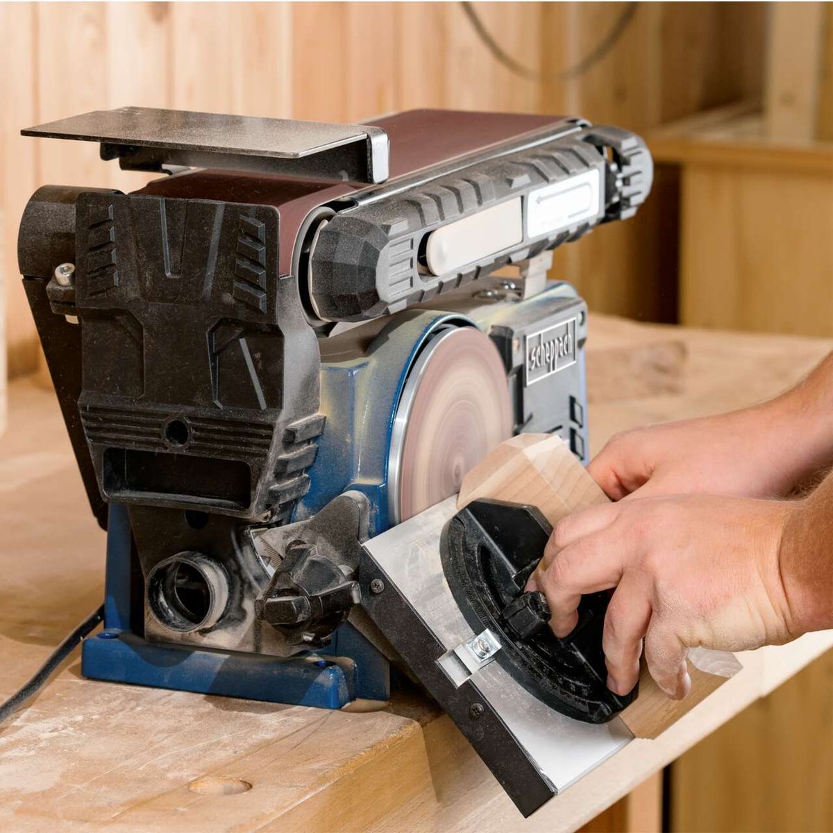 Der Scheppach Band- und Tellerschleifer BTS900 mit 370W Leistung und 150mm Schleifteller. Inklusive 6-teiligem Zubehör. Ideal für präzises Schleifen.