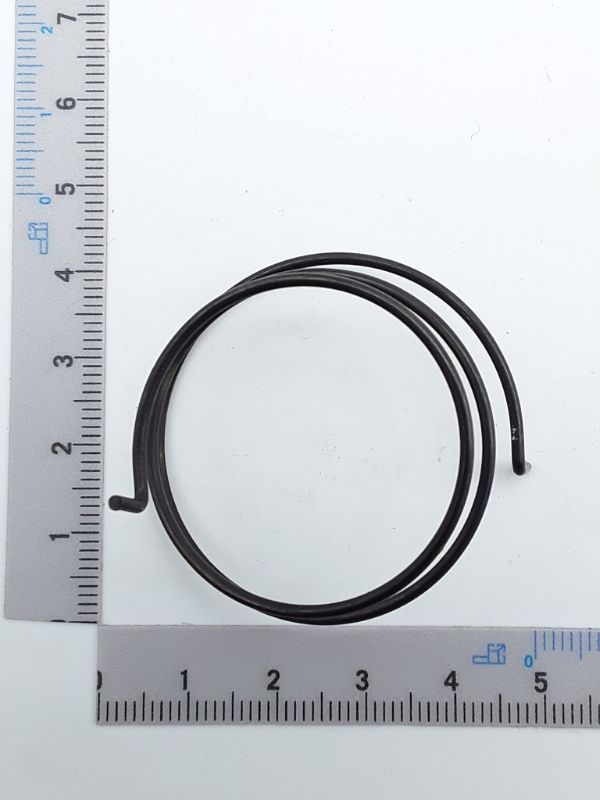 Eine schwarze Feder von Scheppach, gezeigt von der Seite neben einem Lineal zur Größenveranschaulichung.