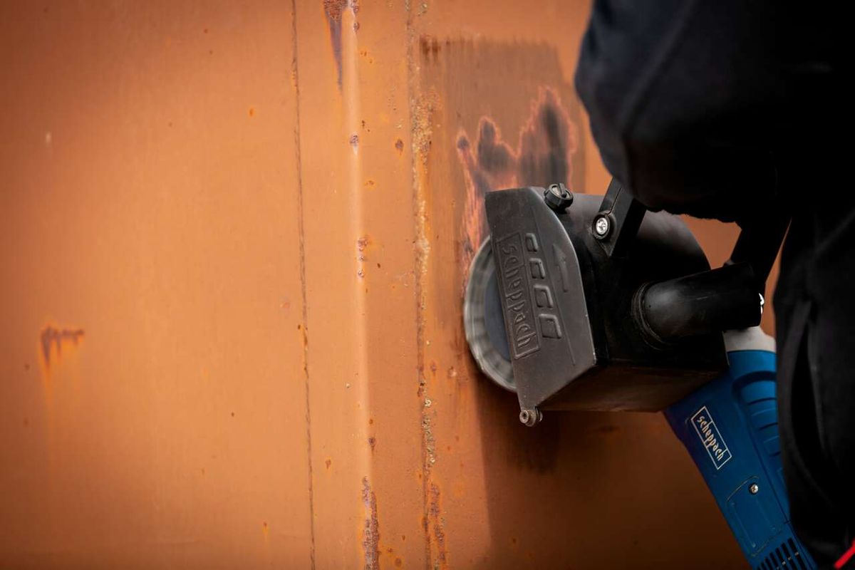 Scheppach-Gedrehte Metalldrahtbürste wird an einer Maschine befestigt.