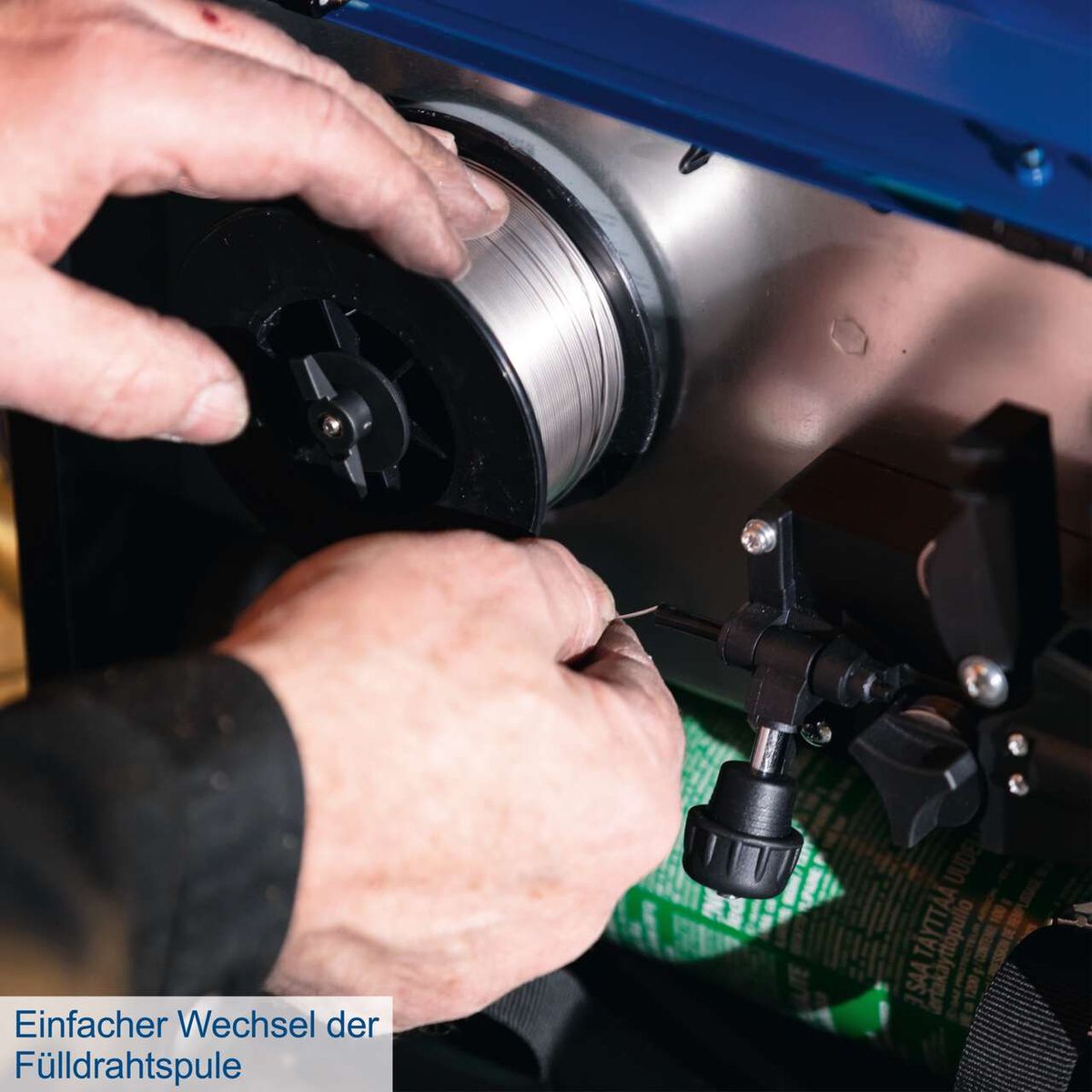 Einfacher Wechsel der Fülldrahtspule auf Schweißgerät für MIG/MMA/TIG-Anwendungen