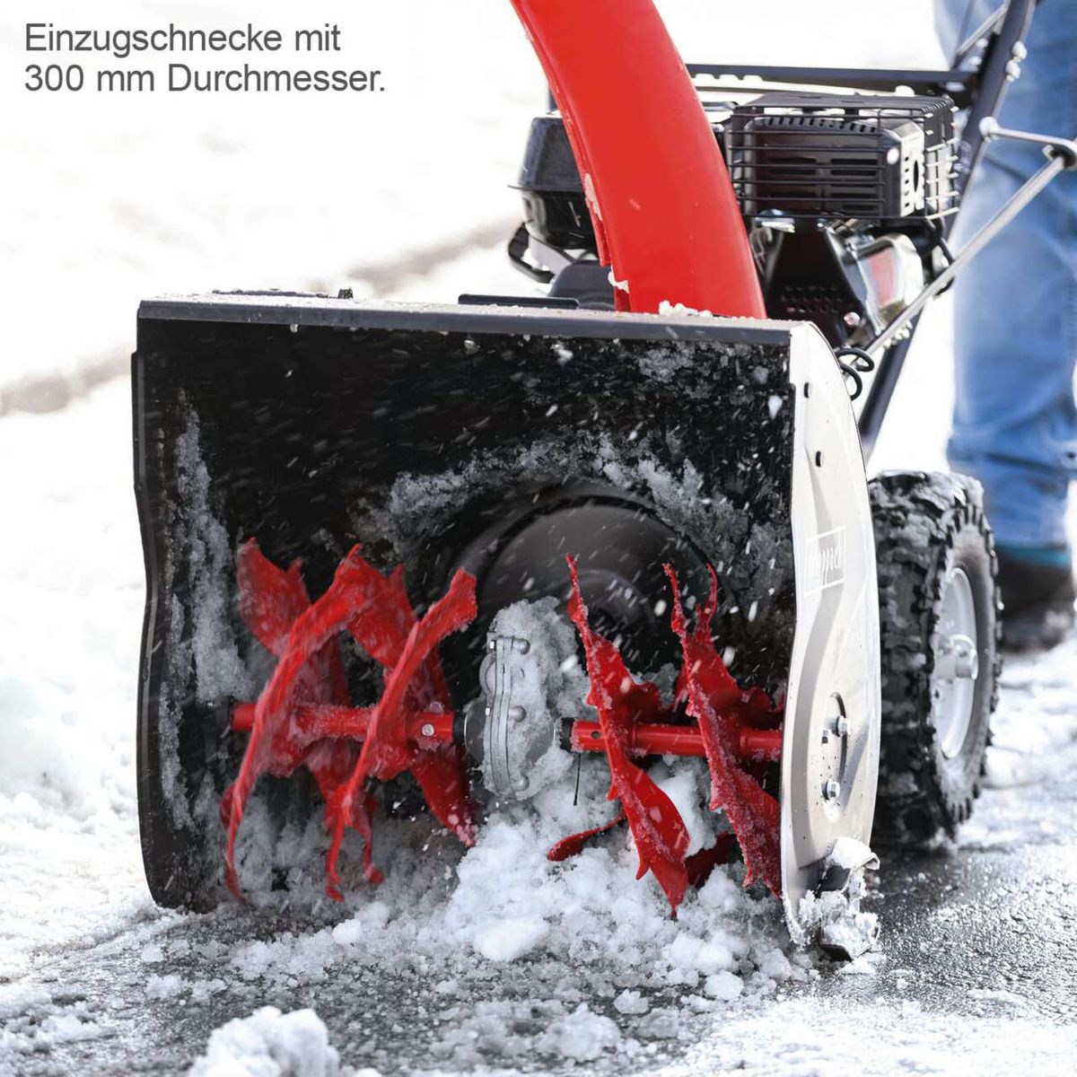Die Benzin-Schneefräse ST570 von Scheppach verfügt über eine Einzugsschnecke mit 300 mm Durchmesser für effizientes Schneeräumen.