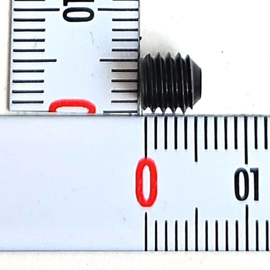 Ein Gewindestift M6x6 / verzinkt neben einer Messskala. Der Gewindestift ist von vorne zu sehen.