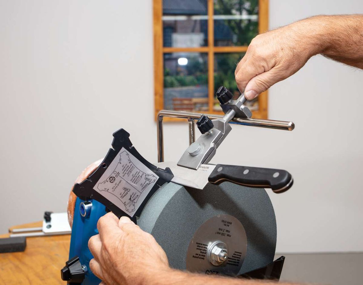 Scheppach-Wasserschleifsystem mit Schleifscheibe und Winkellehre für präzise Arbeiten