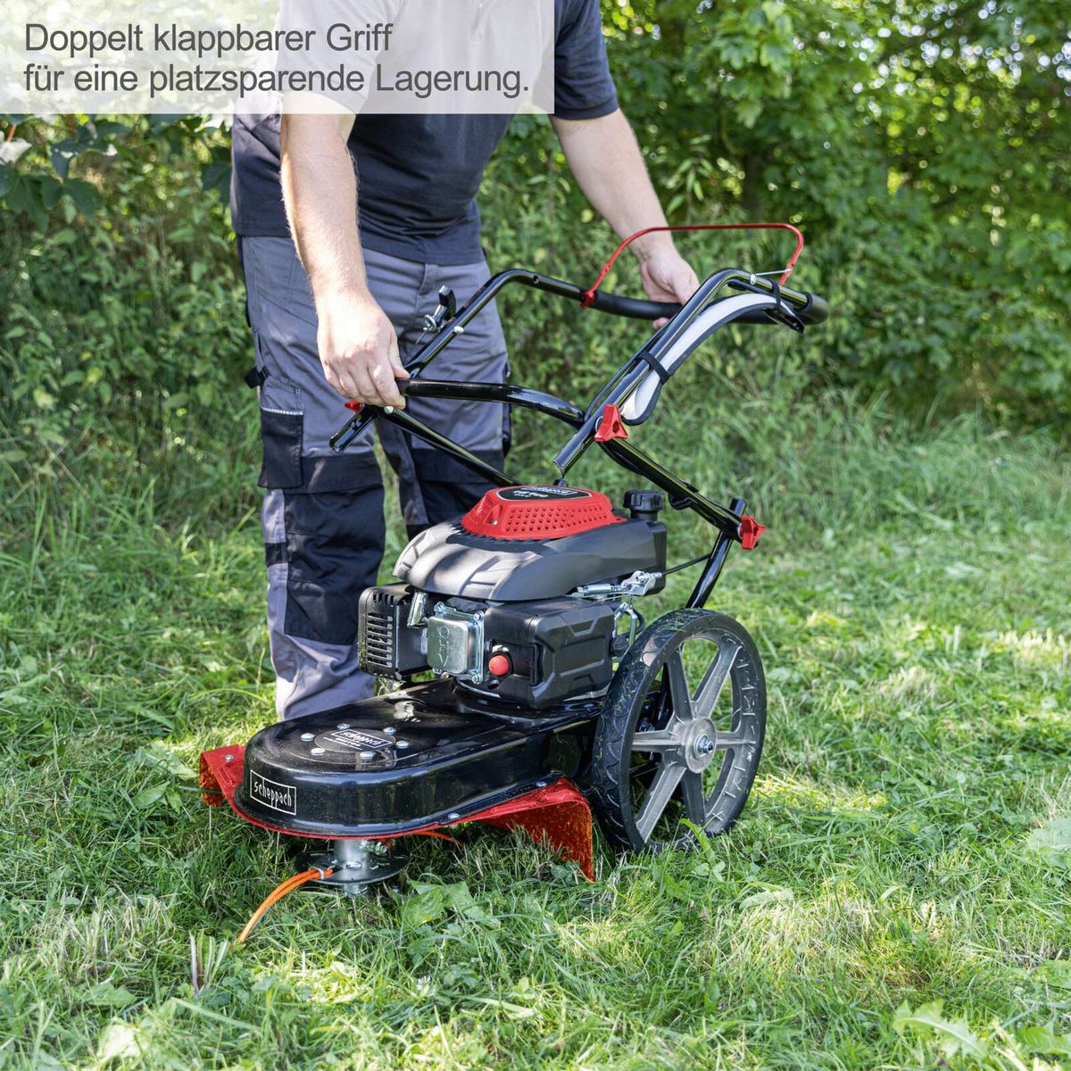 Doppelklappbarer Griff für platzsparende Lagerung eines Scheppach-Wiesenmähers