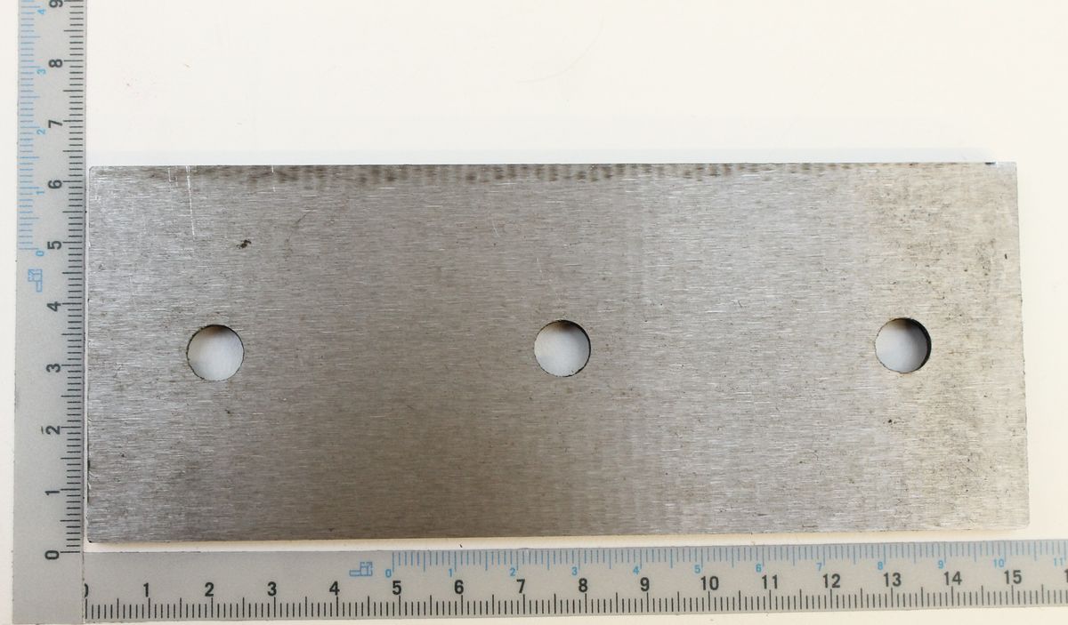 Scheppach-Wear Plate mit drei Bohrungen für Gegenmesser, Maßband als Referenz
