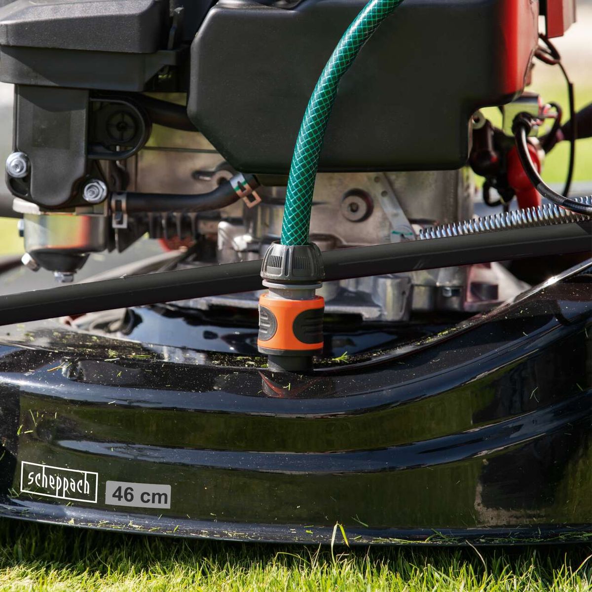 Der Scheppach Benzinrasenmäher MS161-46 mit 46 cm Schnittbreite und Radantrieb. Der Anschluss für einen Gartenschlauch ermöglicht das einfache Spülen des Grasmulchbehälters.
