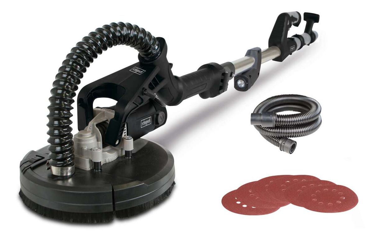 Wand- und Deckenschleifer DTS225 von Scheppach mit Zubehör. Gezeigt von der Seite mit Schleifkopf, Handgriff und Schlauch. Inklusive Schleifscheibe und Ersatzteil.