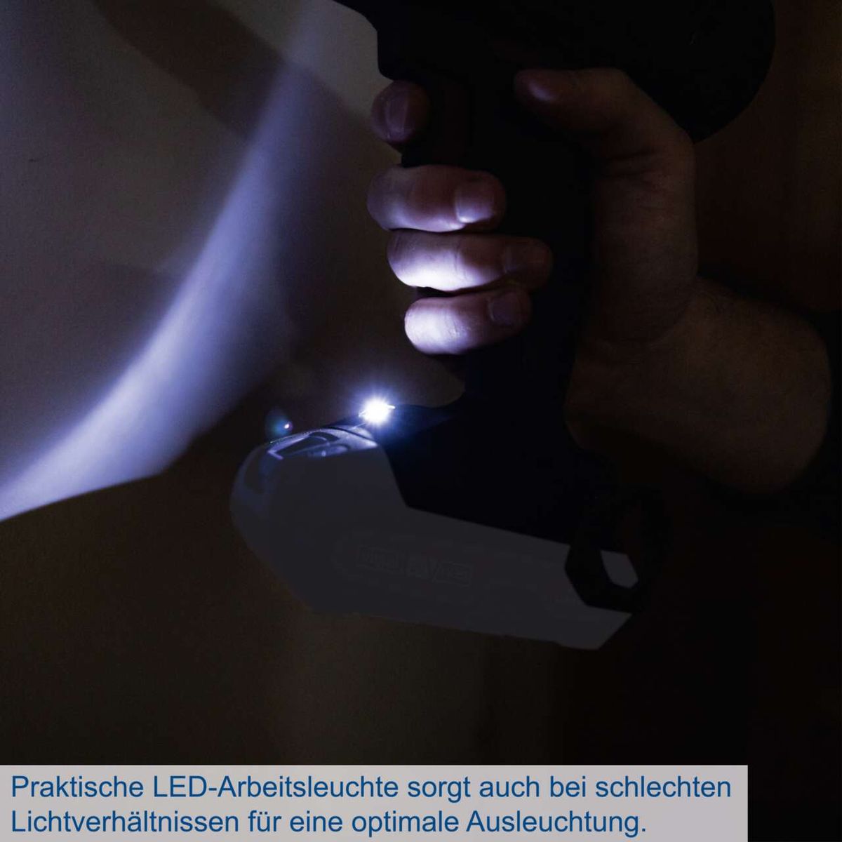 Praktische LED-Arbeitsleuchte sorgt auch bei schlechten Lichtverhältnissen für eine optimale Ausleuchtung.