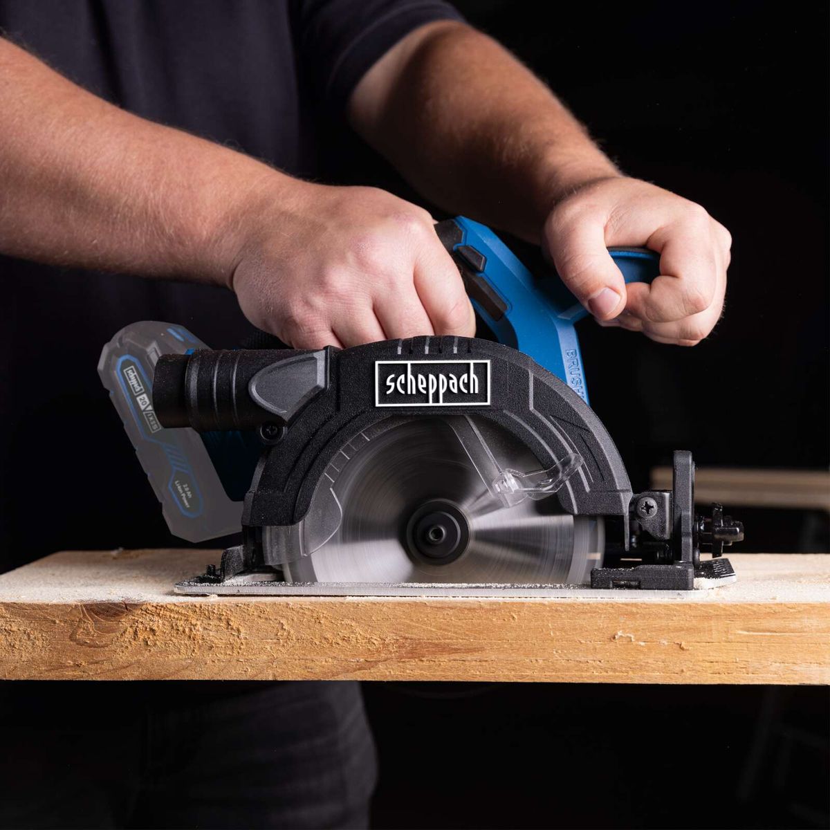 Scheppach-Werkzeug mit integriertem Schutz für Handgelenk und Griff, Fokus auf ergonomische Handhabung