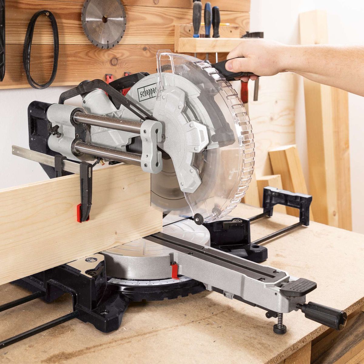 Kapp-Zugsäge mit Posaunenauszug, Softstart und Laserführung. Schnitthöhe 180 x 340mm, 48Z HW Blatt.