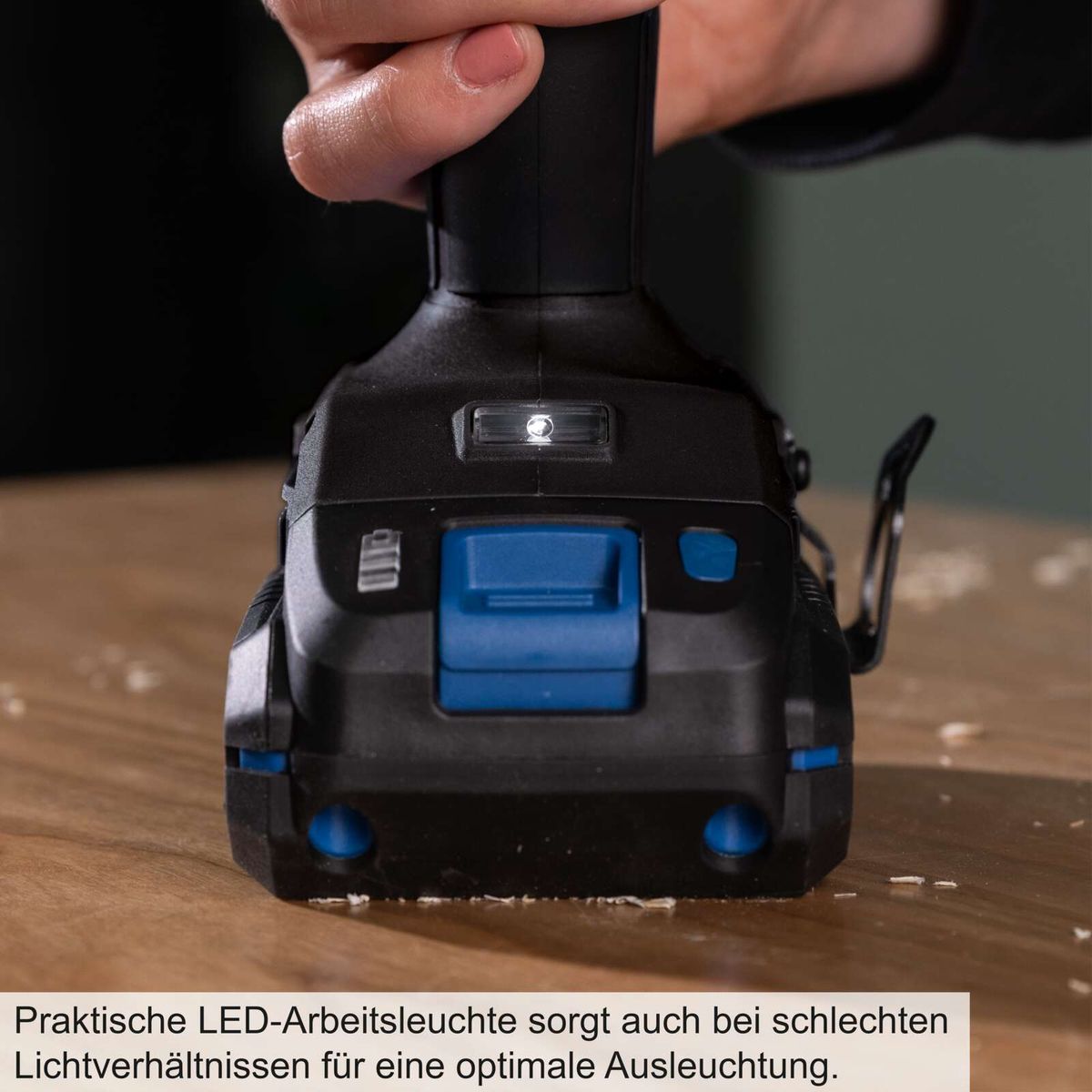 Praktische LED-Arbeitsleuchte sorgt auch bei schlechten Lichtverhältnissen für eine optimale Ausleuchtung.