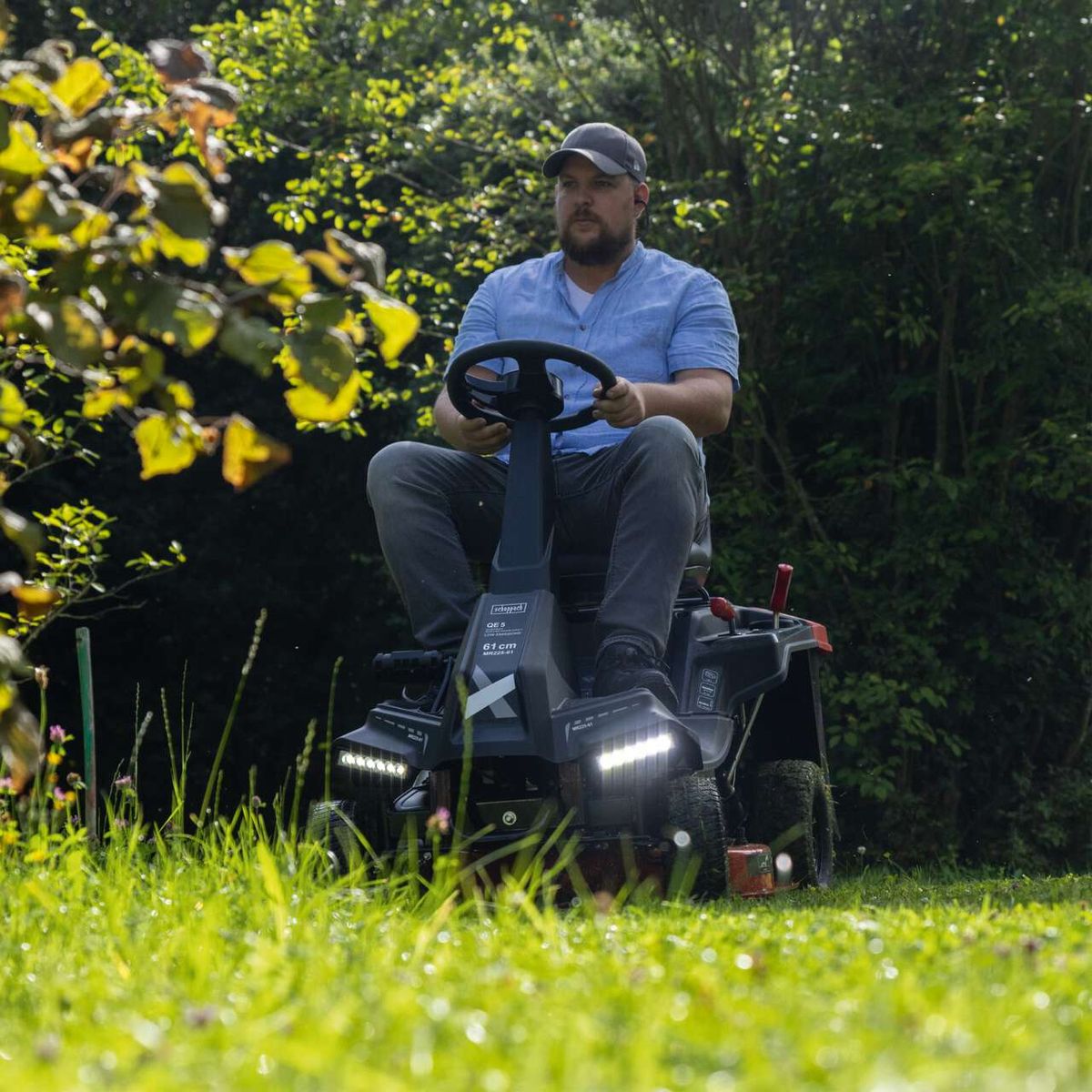 Der Scheppach Benzin-Aufsitzrasenmäher MR225-61 hat eine Schnittbreite von 61 cm und ist ideal für den Heimwerker. Das Modell bietet Komfort und Effizienz beim Mähen von Rasenflächen.