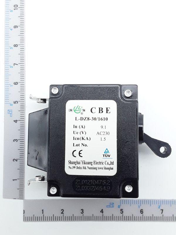 Leistungsschalter 9,1 A von Scheppach, Vorderansicht mit technischen Daten und TÜV-Siegel.