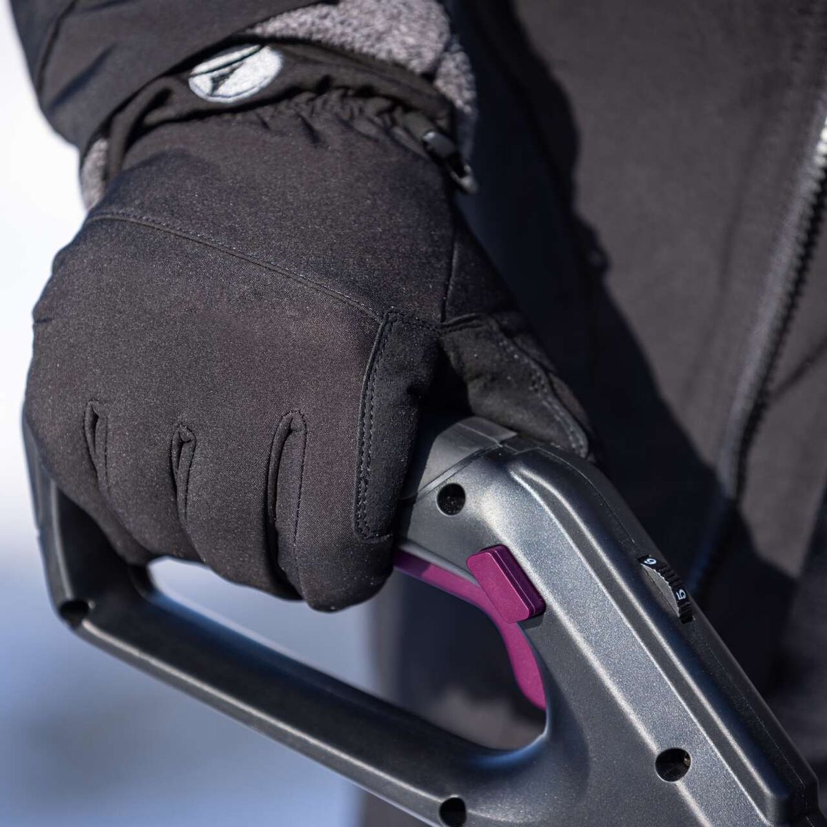 Die Akku-Schneefräse GO-SNF400 gomag verfügt über einen praktischen Tastenschalter für einfache Bedienung. Der Schalter ist mit einem pinken Griff für besseren Halt ausgestattet.