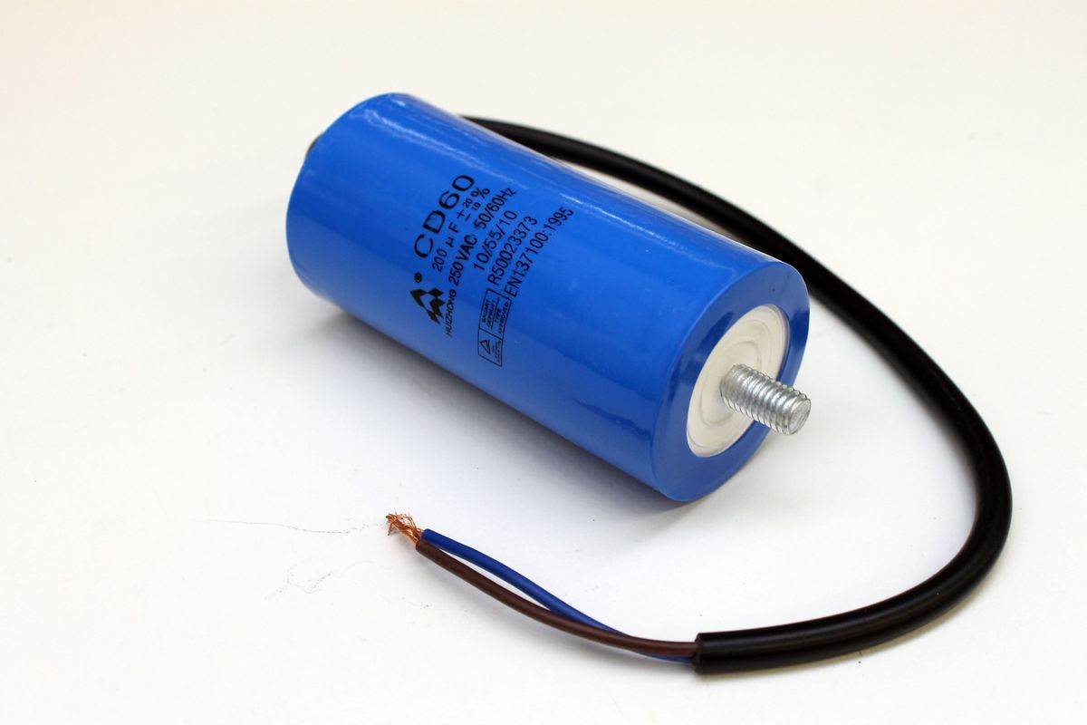 Elektrolytkondensator mit Markierung für 200 µF/250V, 50/60 Hz